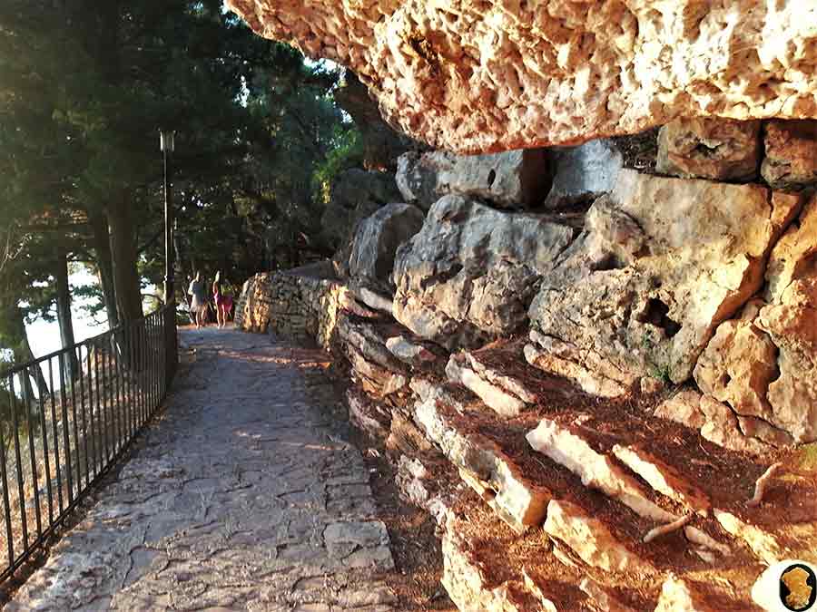 Дорога к пляжу Короля. Камни